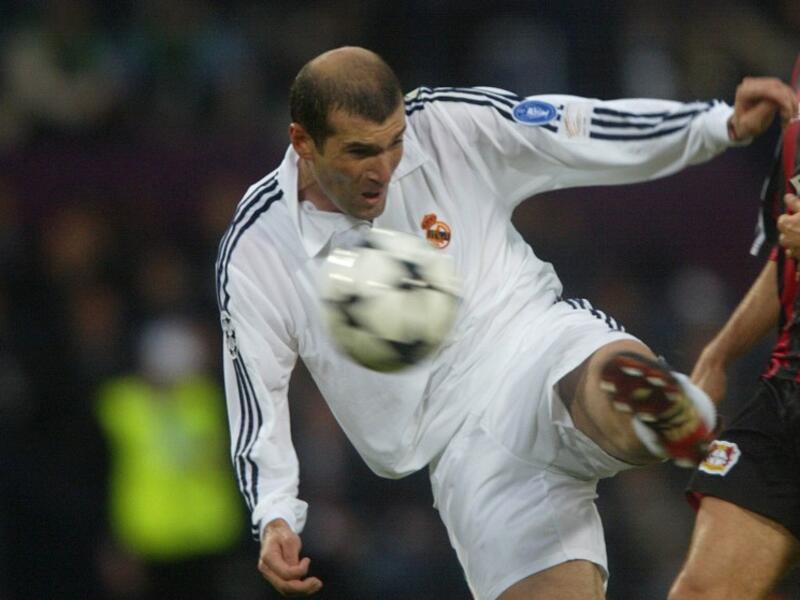 لاعب الوسط الفرنسي زين الدين زيدان: انتقل من يوفنتوس إلى ريال مدريد عام 2001 مقابل 77.5 مليون يورو.