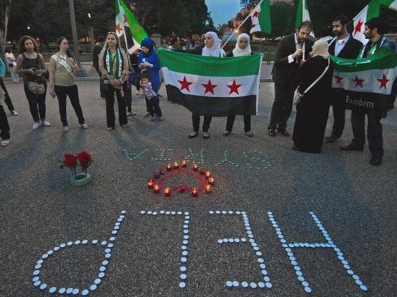 UNITED STATES, Washington : Demonstrators calling for help from US President Obama on the Syrian revolution protest in front of the White House late August 21, 2013, in Washington, DC. AFP PHOTO/Paul J. Richards UNITED STATES, Washington : Demonstrators calling for help from US President Obama on the Syrian revolution protest in front of the White House late August 21, 2013, in Washington, DC. AFP PHOTO/Paul J. Richards