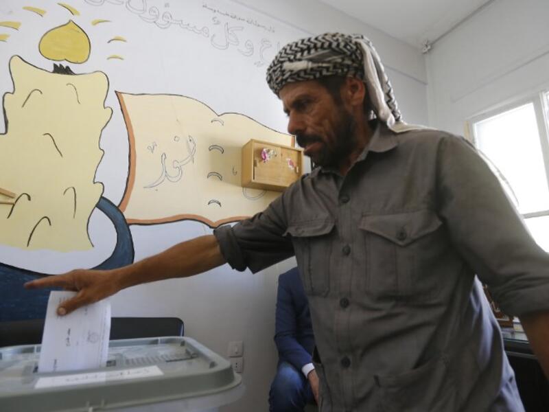 A man casts his ballot for Syria's first local elections since 2011, on September 16, 2018 in the southern Eastern Ghouta, on the eastern outskirts of the capital Damascus. (LOUAI BESHARA / AFP)