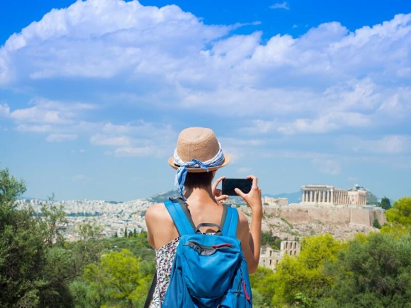 Only a tiny percentage of people surveyed said they would be prepared to ‘switch off’ completely by going offline for the duration of their break. (Shutterstock)
