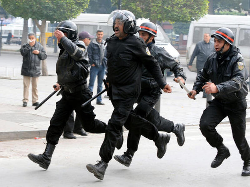 Tunisian riot police run towards a scene to control the situation. [AFP]