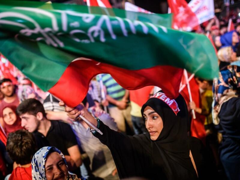Supporters of President Erdogan rally in Istanbul against the failed military coup in July 2016. (AFP/File)