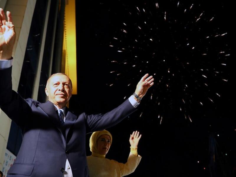 Turkish President Tayyip Erdogan and his wife Emine Erdogan greet supporters at the AKP headquarters in Ankara, Turkey on June 25, 2018. (Keystone)
