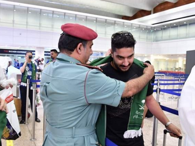 كما تحتوي روزنامة احتفاء دبي باليوم الوطني للمملكة عددًا من الفعاليات والعروض الأخرى، بينها استقبال مطارات دبي في المباني 1و2و3 ضيوفها السعوديين بباقات من الورود والهدايا والقهوة العربية والحلويات.