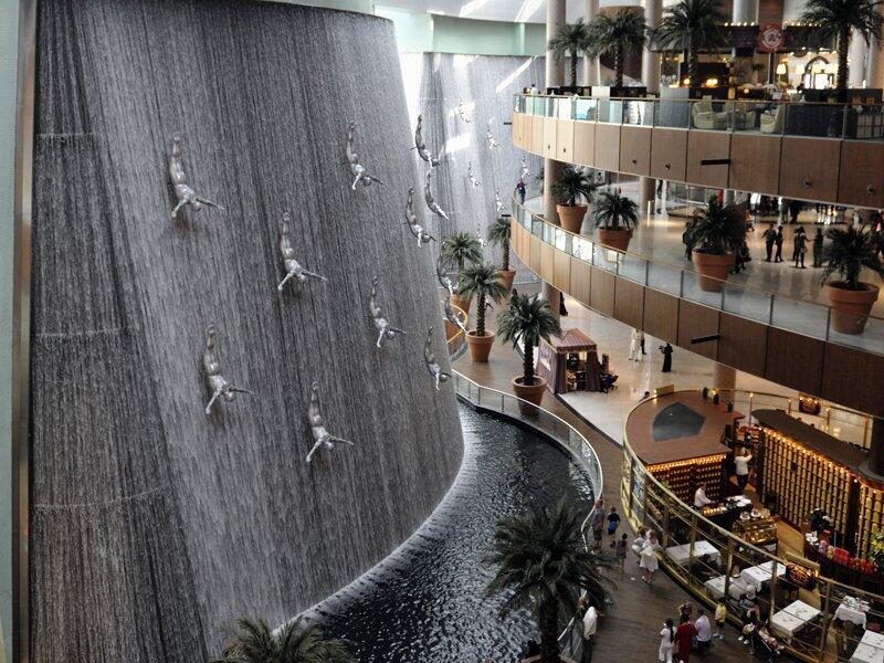Human Sculptures at the Dubai Mall's Waterfalls. (emirateswoman.com)
