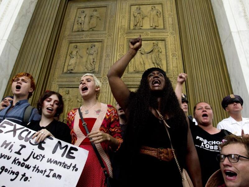 Demonstrators block the main entrance door as they take the steps of the US Supreme Court to protest against the appointment of Supreme Court nominee Brett Kavanaugh in Washington DC, on October 6, 2018. (Jose Luis Magana / AFP)


