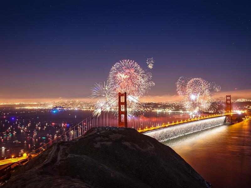 Fireworks near Brooklyn Bridge. (travel.gunaxin.com)