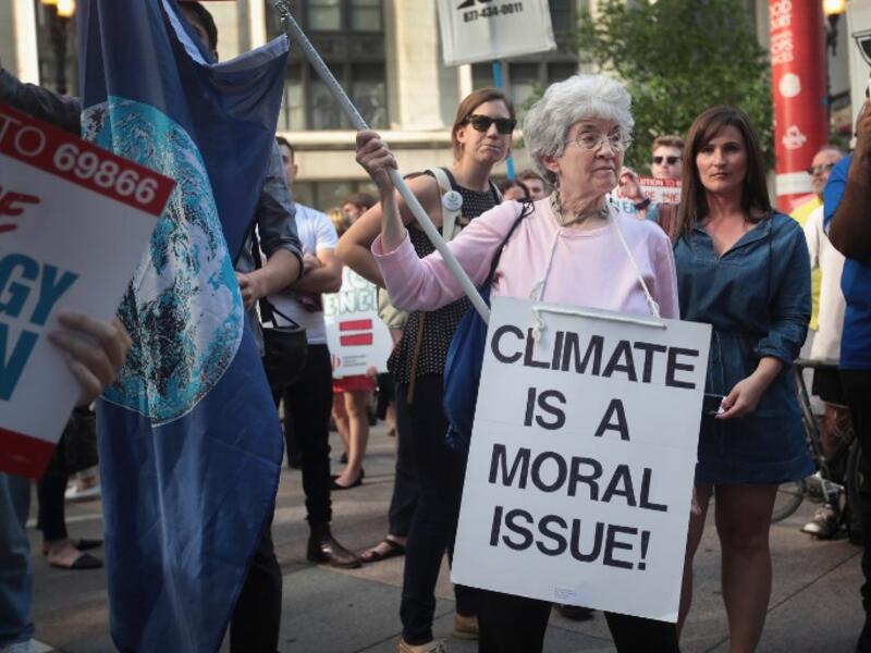 Demonstrators protest President Donald Trump's decision to exit the Paris climate change accord on June 2, 2017 in Chicago, Illinois. (AFP/Scott Olson)