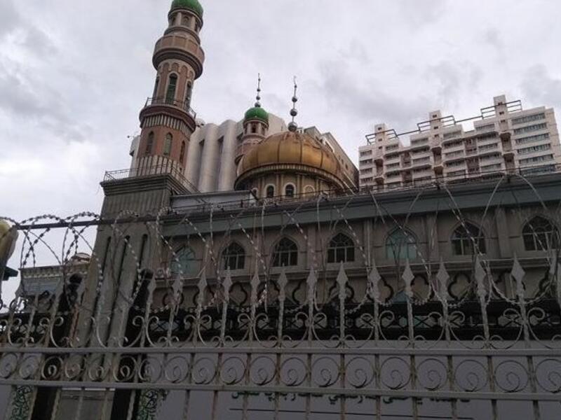 The Yan'anlu Mosque in Urumqi, Xinjiang closed off by razor wire, unable to be accessed by worshipers or tourists. Courtesy of Dr. Joanne Smith Finley