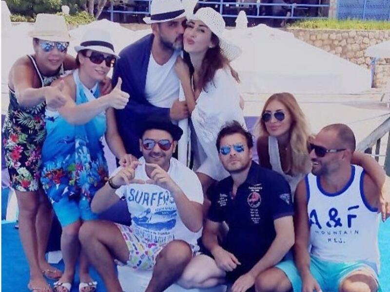 شاركت الفنانة ورد الخال متابعيها على «انستجرام» بأول صورة من شهر العسل مع زوجها الموزع الموسيقي باسم رزق في قبرص. الفنانة اللبنانية ظهرت في الصورة في غاية الرومانسية مع زوجها والذي منحها قبلة خاصة وكان حولهما عدد كبير من أصدقائهما.