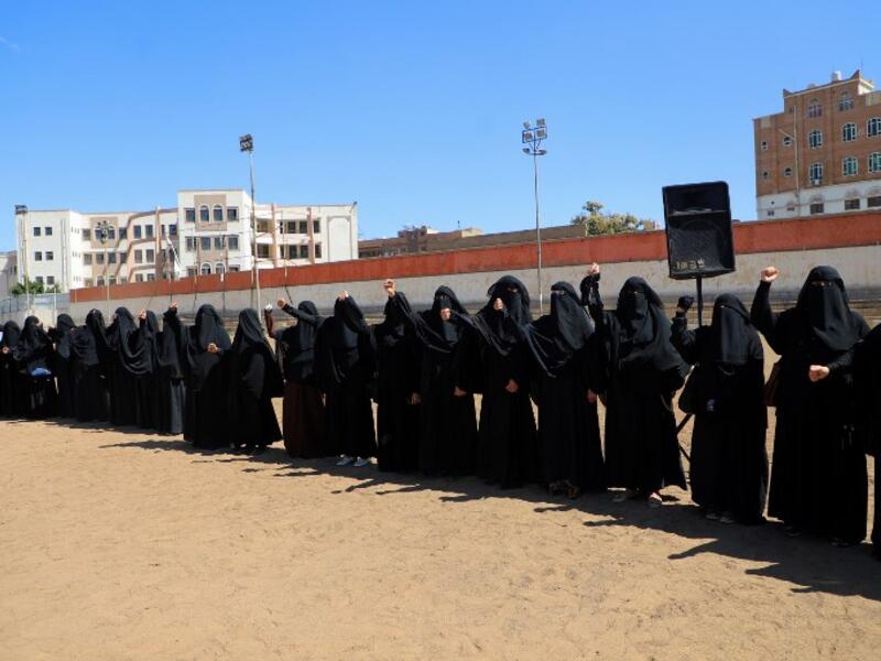 Huthi female supporters demonstrate to support Huthi militias fighting Saudi-backed Yemeni government forces in the port city of Hodeidah, during a rally in the capital Sanaa on November 10, 2018. 
Mohammed HUWAIS / AFP