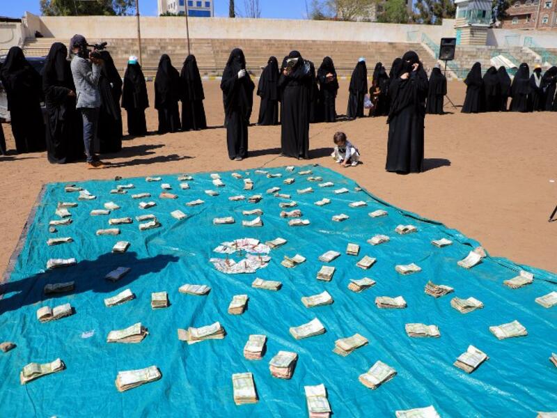 Huthi female supporters collect money to support Huthi militias fighting Saudi-backed Yemeni government forces in the port city of Hodeidah, during a rally in the capital Sanaa on November 10, 2018. 
Mohammed HUWAIS / AFP