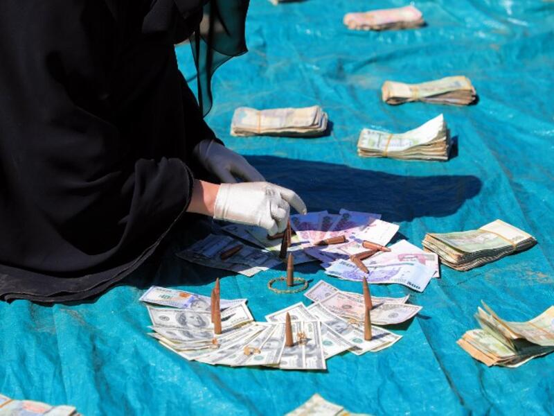 Huthi female supporters collect money to support Huthi militias fighting Saudi-backed Yemeni government forces in the port city of Hodeidah, during a rally in the capital Sanaa on November 10, 2018. 
Mohammed HUWAIS / AFP