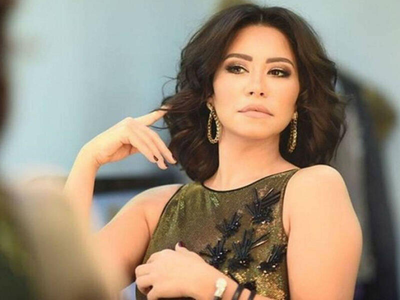 أزمة تونس: اتهمت بالسخرية والتطاول على تونس، حيث كانت تغني خلال حفل بمهرجان قرطاج، لتثير أزمة عندما قالت أن ابنتها لا تستطيع التفرقة بين تونس والبقدونس، في محاولة للمزاح مع الجماهير، إلا أنّ حديثها لاقى هجومًا عنيفًا اضطرّها للاعتذار للشعب التونسي.