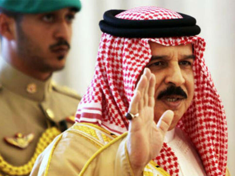 حصل العاهل البحريني حمد آل خليفة على بكالوريس في العلوم العسكرية من كلية "مونز الحربية للضباط"، ثم ماجستير بالعلوم العسكرية من كلية القيادة ورئاسة الأركان في ولاية كانساس.