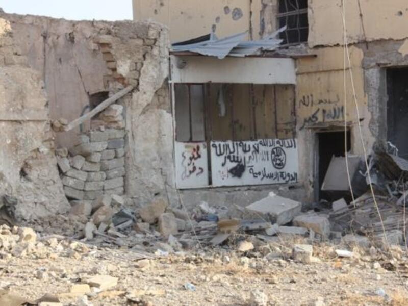 تواصل القصف الجوي للمواقع التي تحصن فيها مسلحو التنظيم في المدينة، وتبدو في الصورة حفرة خلفتها إحدى الضربات الجوية على مواقعهم.