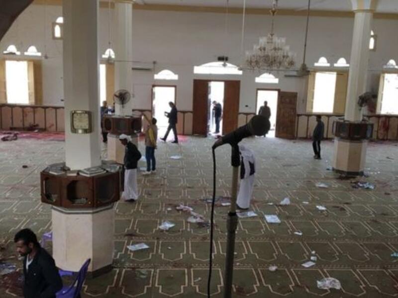 حدث الهجوم أثناء صلاة الجمعة. ويقول مصابون إن عددًا من المسلحين المقنعين الذين كانوا يرتدون ملابس عسكرية فتحوا النيران على المصلين.