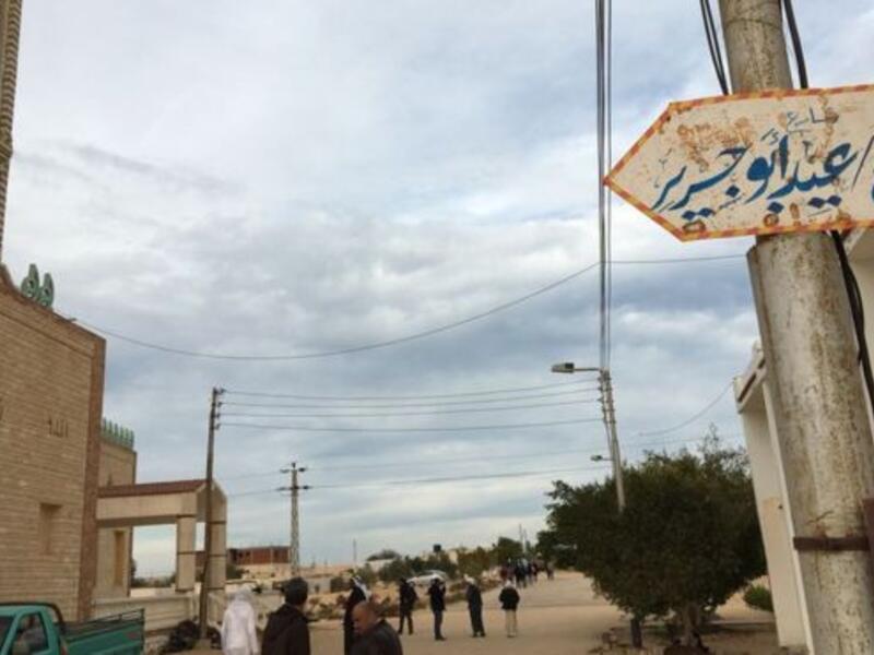 قال سكان محليون إن أغلب رواد المسجد من قبيلة تساند قوات الجيش والشرطة في قتال الجماعات المسلحة في سيناء.
