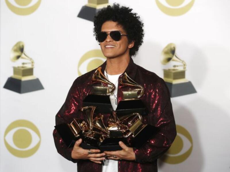 حاز نجم موسيقى آر.آند.بي برونو مارس على 6 جزائز بأكبر عدد من جوائز غرامي في نصر جديد لموسيقى البوب على الراب بعد أن أصبحت الموسيقى الأكثر شعبية في أمريكا