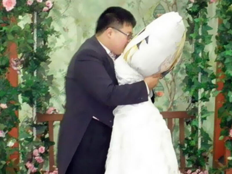 قصة حب مشتعلة ومضحكة عاشها الشاب الكورى (Lee Jin-gyu) مع وسادته، تكللت بالزواج في مراسم حقيقية حضرها الأصحاب وابتاع لها فستان زفاف