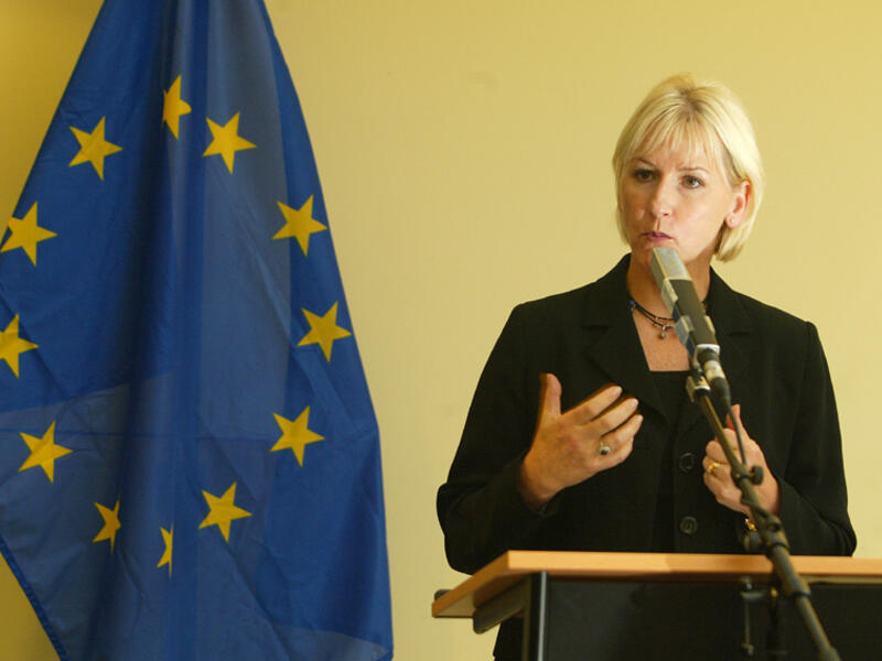 أعلنت  وزيرة خارجية السويد مارغو والستروم الانضمام إلى حملة "أنا أيضًا" على مواقع التواصل الاجتماعي، في 18 أكتوبر، وكشفت أنها تعرضت لتحرش جنسي "من أعلى مستوى في السياسة".