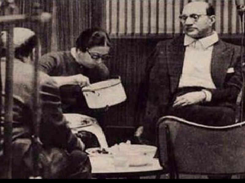 مقلبها بالملحن محمد القصبجي: تدبرت موعدًا للقصبجي مع منتج في أحد المطاعم، وحين دخل صاح عليه صديق قديم ليأكل معه، فخرج هذا الصديق ولم يعد، واضطر القصبجي أن يدفع حسابهما، وهو في أشد حالات الغيظ ناداه الجرسون لمكالمة هاتفية، فكانت أم كلثوم وقالت: "اتعشيت كويس يا قصب؟".
