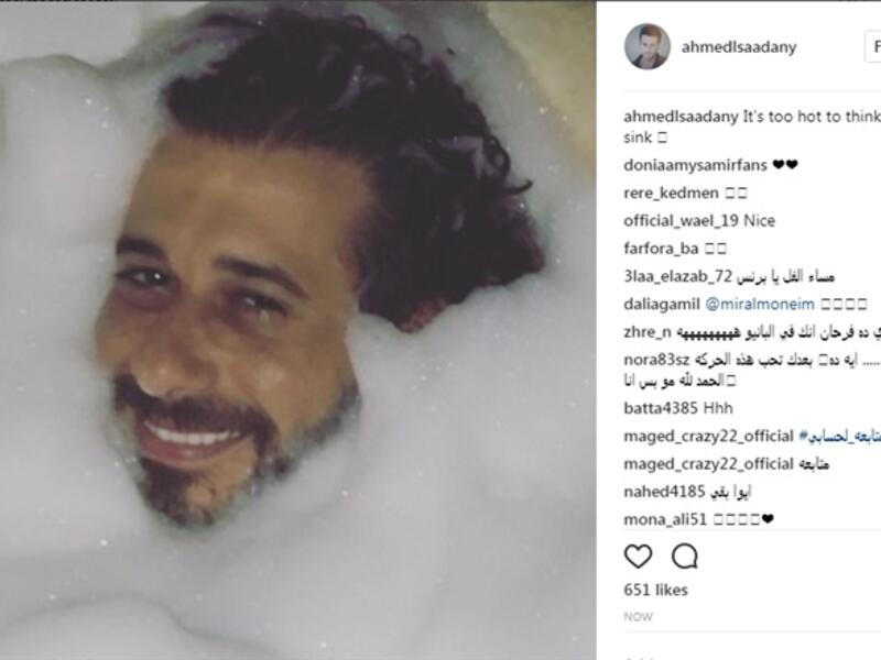 نشر الفنان أحمد السعدني عبر حسابه الرسمي على تطبيق “انستغرام” صورة وجهه وجسمه المغطّى بالصابون، داخل البانيو. وعلّق على الصورة، وكتب باللغة الإنكليزية: “إنّ الجو حار للتفكير. اغطس فقط”.

