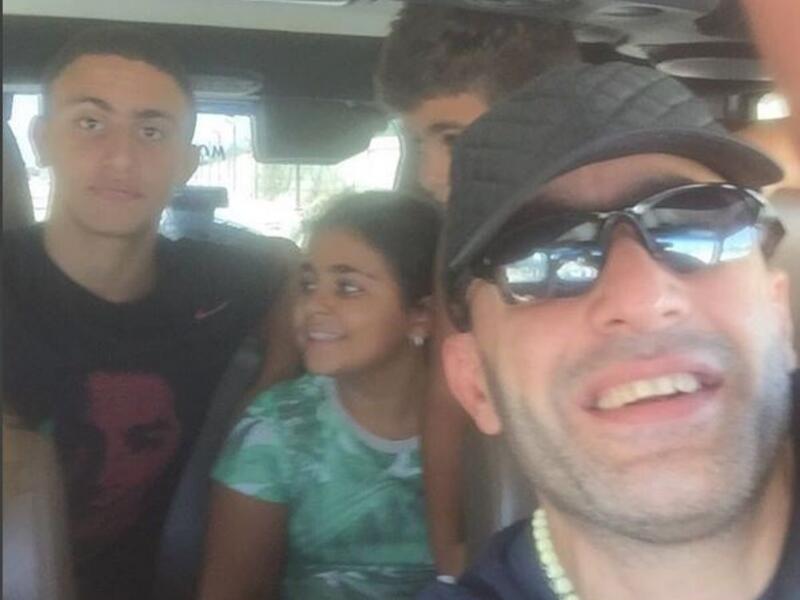 نشر الفنان أحمد السقا صورة على موقع “إنستجرام” داخل سيارته الخاصة برفقة أبنائه، وعلق على الصورة قائلا: «أنا وأحلى ناس في حياتي ».