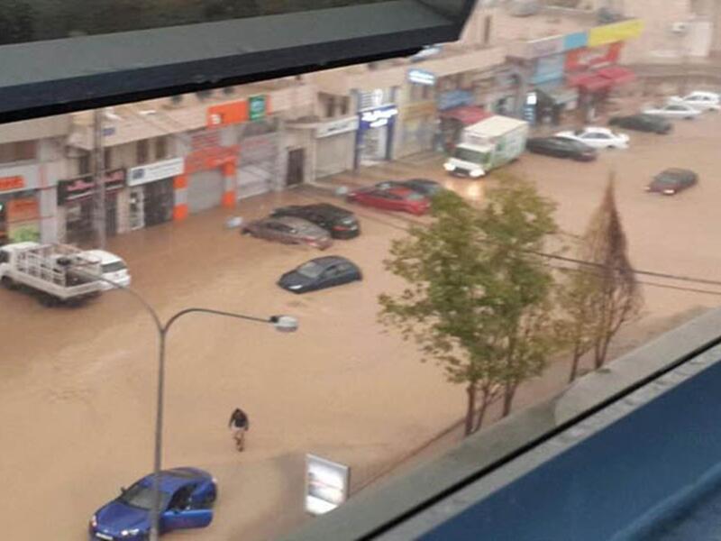 ويبدو أن ما حدث في العاصمة عمان أثار سخرية وتهكم البعض فعلق أحد المغردين ساخراً "عزيزتي امانة عمان الكبرى ...ان الكشف المبكر عن خطوط المصارف الصحية يقينا من الغرق"