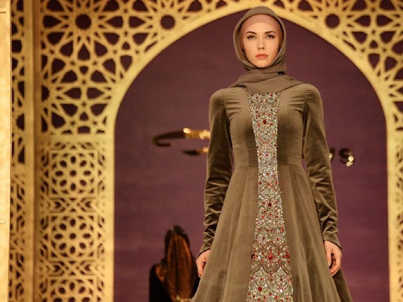 وسط إقبال منقطع النظير، أكبر عرض في تاريخ الشيشان لأزياء "المساء والسهرة"،  استعراض فساتين السهرة "ذات الطبيعة الإسلامية".
