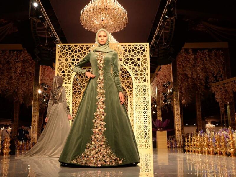 عرض أزياء لدار أزياء "فردوس" Firdaws للمصممة الشيشانية، ابنة الرئيس رمضان قديروف، في العاصمة غروزني، مطلع آذار العام الحالي.
