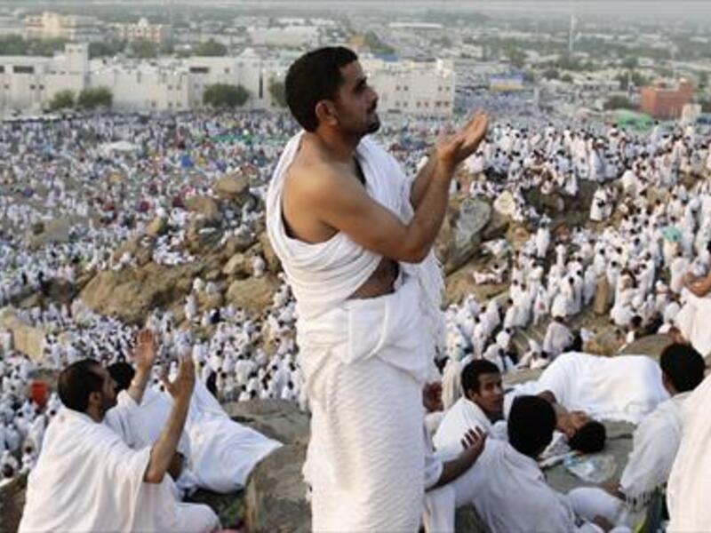 أعظم فضائل هذا اليوم أنه يوم المغفرة والرحمة والعتق من النار، ويوم ينزل الله فيه إلى السماء الدنيا نزولاً يليق بجلاله وعظمته، فيباهي بأهل الأرض أهل السماء.