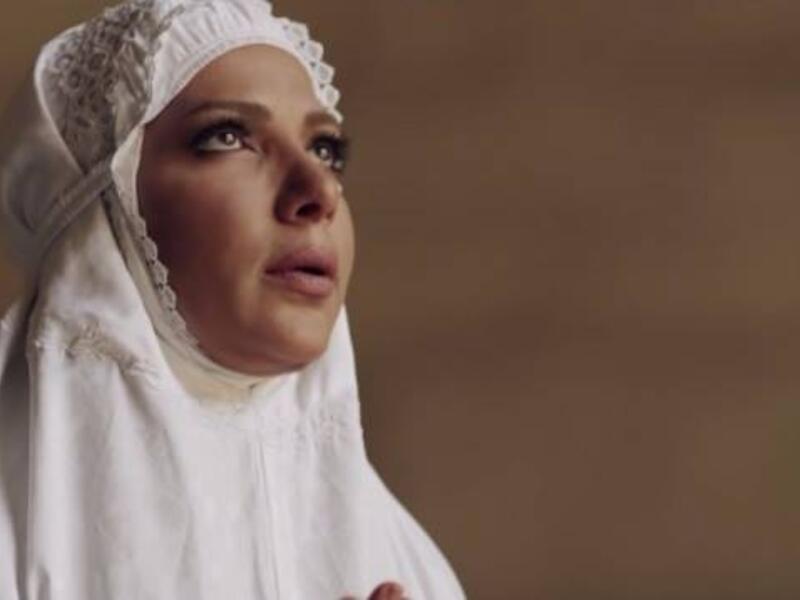 عبر حسابها الخاص على أحد مواقع التواصل الإجتماعي نشرت الفنانة السورية أصالة صورة لها بالحجاب مهنئة الأمة الإسلامية بذكرى الإسراء والمعراج. وعلقت على الصورة بالتالي: “كل عام والأمة الإسلامية بخير وسلام بمناسبة ذكرى ليلة الإسراء والمعراج”.