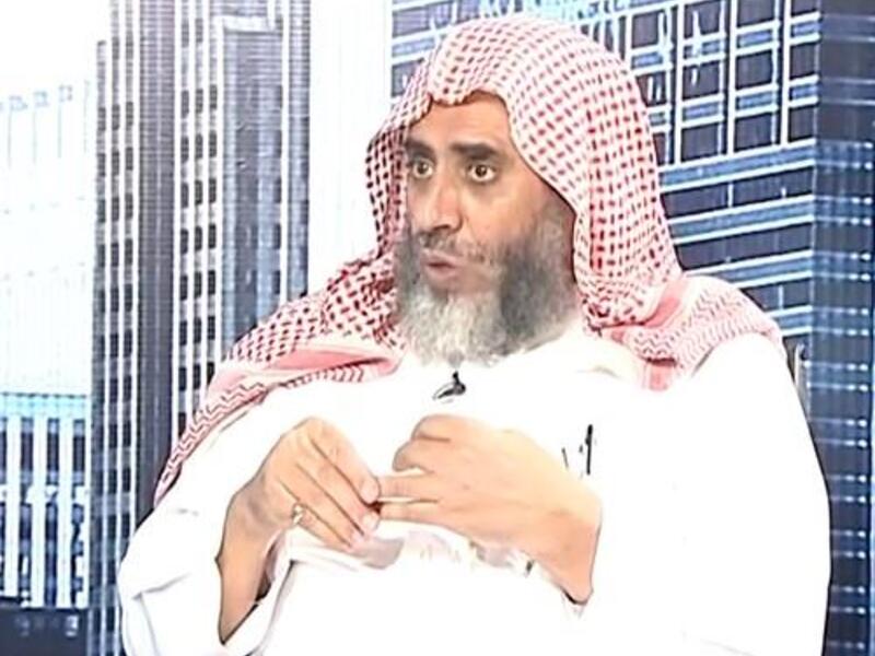 عوض القرني: قد أسلم على يديه رئيس الاتحاد العالمي للبرمجة اللغوية العصبية، الدكتور وايت ود سمول، وأعلن اعتناقه الإسلام خلال كلمة كان يلقيها في المؤتمر العالمي للبرمجة اللغوية العصبية، وذلك عندما أوقف كلمته ونطق الشهادتين.