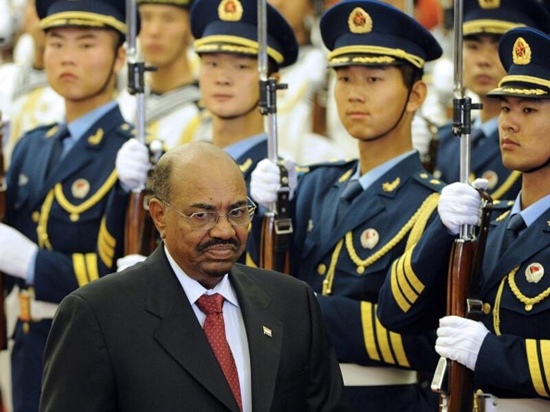 Sudanese President Omar al-Bashir walks past Chinese military honor guard during a welcoming ceremony in Beijing on June 29, 2011. (Liu Jin/ AFP)