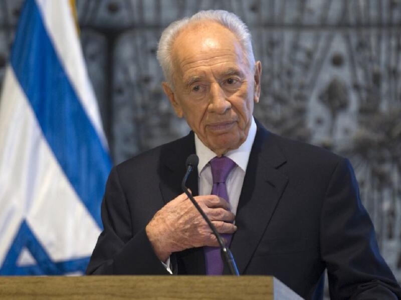 شمعون بيريس:
رحل الرئيس الإسرائيلي الأسبق في 28 سبتمبر/أيلول، المسؤول عن صفقات الأسلحة في الميليشيات الصهيونية التي عُرفت باسم "الهاغاناه"، وكانت نواة الجيش الإسرائيلي، وأسس لاحقًا منشأة نووية سرية في ديمونة.