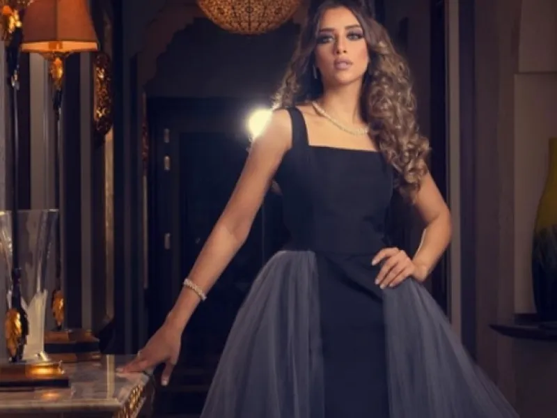 تألقت الفنانة بلقيس في حفل زفاف خاص وكعادتها حرصت على استعراض إطلالتها بلقيس اختارت للحفل «لوك» وصفته بالحالم حيث ارتدت فستان أسود أنيق منفوش وأسدلت شعرها بتسريحة ناعمة،بينما تزينت بماكياج قوي أبرز جمال ملامحها ولاقت الإطلالة إعجاب متابعيها!.