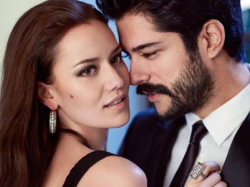 تقول الممثلة التركية فخرية إفجان عن النجم بوراك أوزجيفيت: "قمنا بالعمل سويا في بطولة فيلم "العشق يشبهك"، لقد جسدنا دور حبيبين في الفيلم الذي يكفي اسمه فقط حتى تستنتج أنه قصة عشق مختلفة، وحينها وقعنا في العشق".
