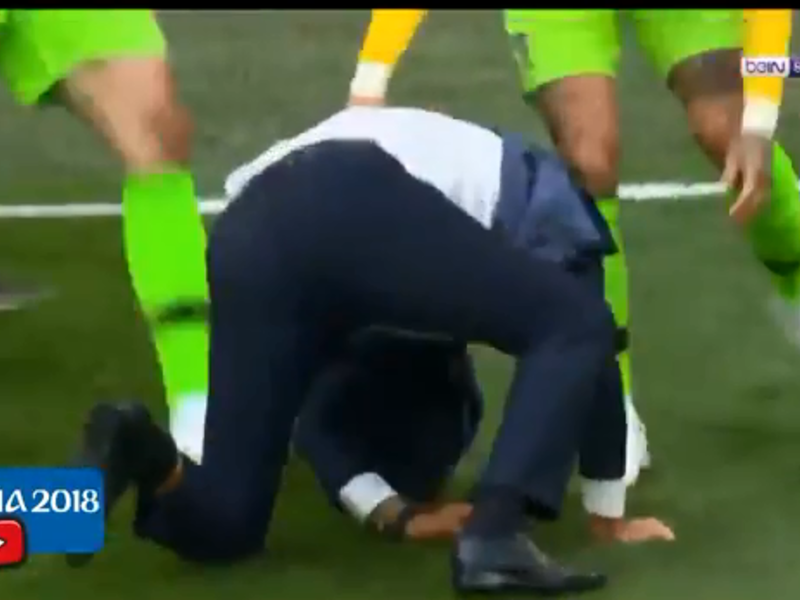 سقطة مدرب البرازيل ليوناردو باتشي بعد هدف "كوتينيو" في مرمى كوستاريكا أثارت ضحكات الجمهور في الملعب والمعلق على المباراة، وكل من شاهدوا اللقطة الكوميدية.