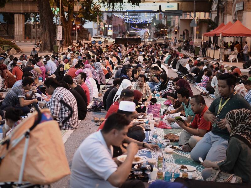 كوالالمبور: تشتهر ماليزيا بشكل خاص بالأسواق الأغذية الخاصة والبازارات التي تبيع مجموعة واسعة من الوجبات الخفيفة التقليدية، والحلويات اللذيذة لاسيما خلال شهر رمضان، كما أن للمساجد خصوصية كبيرة حيث تصور مزيج مذهل بين الروحانيات والتصميم 