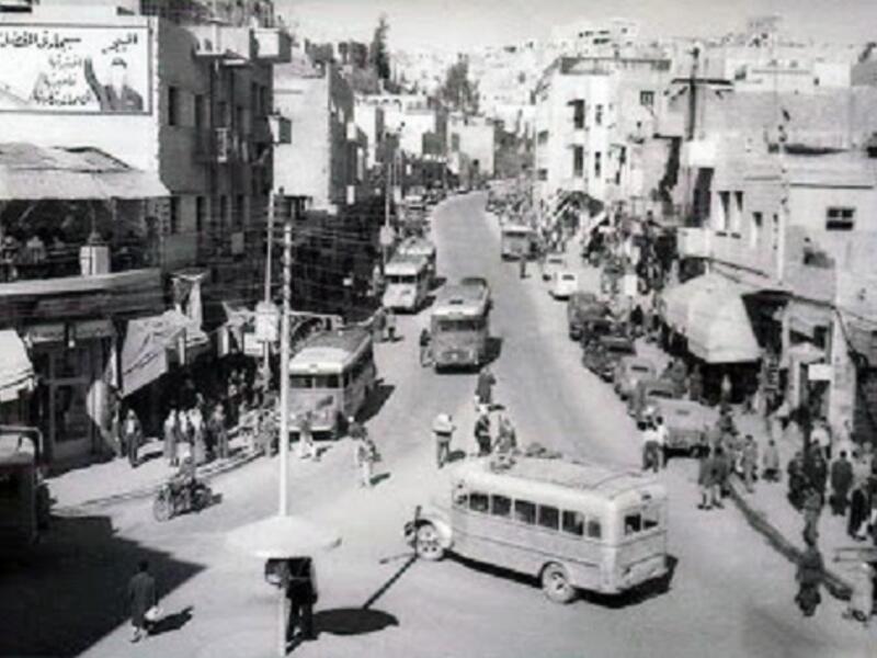 Old market in Amman at the beginning of public transportation in the 1950s. (transpressnz.blogspot.com)