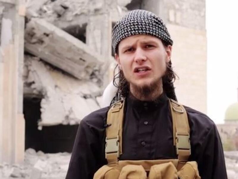 Abu Anwar al-Canadi, a 23-year-old Canadian who appeared in a Daesh propaganda video last year condemning Canada's involvement in the US-led coalition airstrikes, is reportedly among five Canadians killing fighting with the militant group in Syria. (AFP/File)