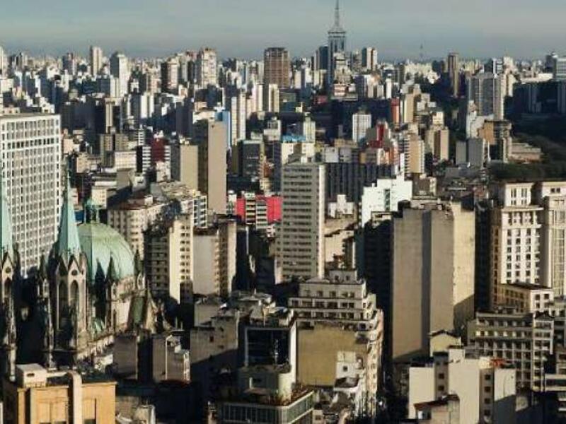 ساو باولو، البرازيل:يسكن فيها  11 مليون عربي، أكبر عدد من السكان العرب خارج منطقة الشرق الأوسط، أصبحت البرازيل وجهة للمسيحيين سوريين ولبنانيين منذ أوائل القرن 19، والشركات العربية تزدهر في مفترق الطرق بين الأحياء العربية البرازيلية.