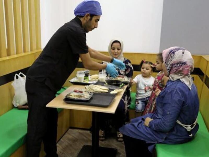 قال مغرد مازحًا: "مشروع ممتاز والواحد ياكل وهو مطّمن، لوجرى له حاجة من الأكل حايتعالج فوري"