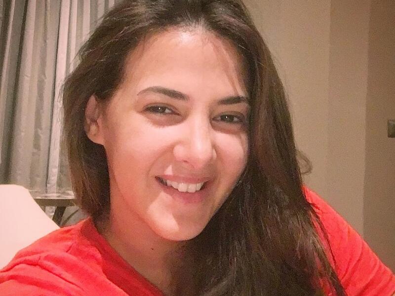 نشرت النجمة المصرية دنيا سمير غانم، عبر حسابها على إنستغرام، صورة لها دون ماكياج، وظهرت فيها بجمال طبيعي جعل كثير من متابعيها يطالبوها بمزيد من هذه الصور.