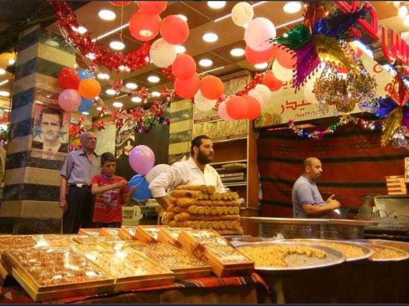 بالرغم من الاوضاع الأمنية الصعبة في سوريا إلا أن أسواق دمشق كانت مكتظة عشية عيد الفطر