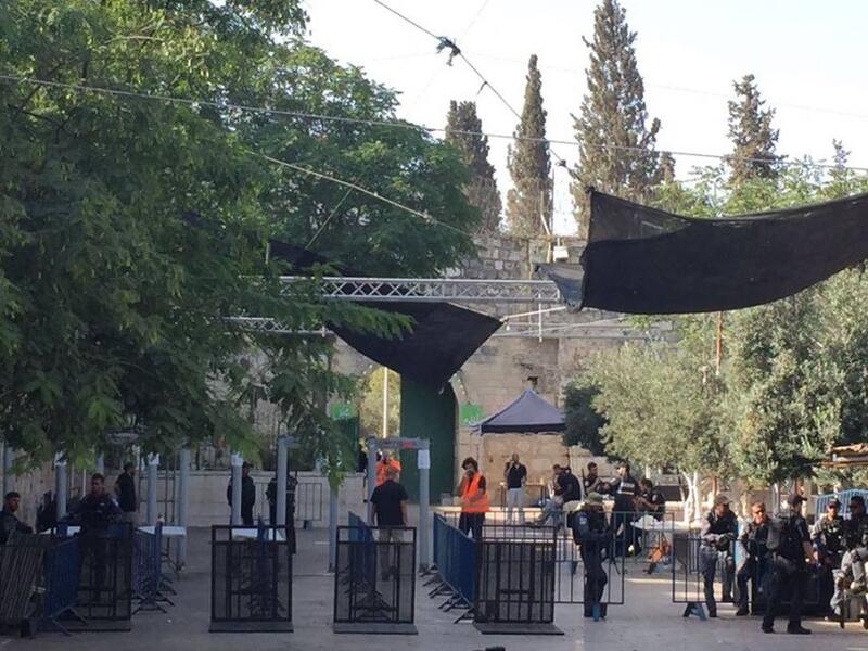 أعربت إسرائيل عن استعدادها للتفكير في بدائل للبوابات الإلكترونية التي نصبتها على مداخل المسجد الأقصى، حسبما ذكر اللواء في الجيش الإسرائيلي، يواف موردخاي لقناة "بي بي سي"