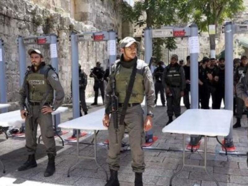 قالت القوات الإسرائيلية أن المهاجمين في 14 يوليو خبّؤوا أسلحتهم في ساحة المسجد الأقصى وبناء على ذلك قررت تركيب أجهزة لكشف المعادن على مداخل هذا الموقع الحساس بالقدس الشرقية المحتلة. 