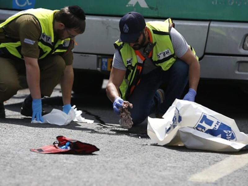 قتل 3 إسرائيليين طعنًا في أحد منازل مستوطنة نيفي تسوف شمال غرب رام الله، اقتحم الجيش الإسرائيلي ليل الجمعة السبت منزل الشاب الفلسطيني الذي نفذ عملية الطعن في بلدة كوبر بالضفة الغربية، واعتقل شقيقه وقاموا بقياس مساحة المنزل تمهيدًا لهدمه.