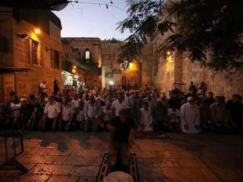 دارت مواجهات في منطقة باب الأسباط بالقدس المحتلة بين معتصمين فلسطينيين وقوات الاحتلال، بعد أداء عشرات منهم صلاة المغرب في المنطقة التي شهدت توافد مئات الفلسطينيين ورجال دين مسلمين ومسيحيين.